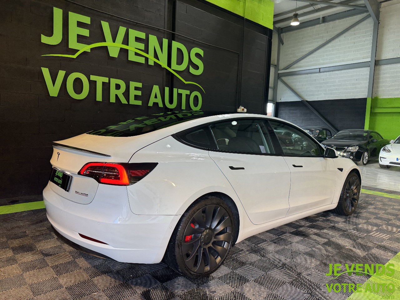 TESLA MODEL 3