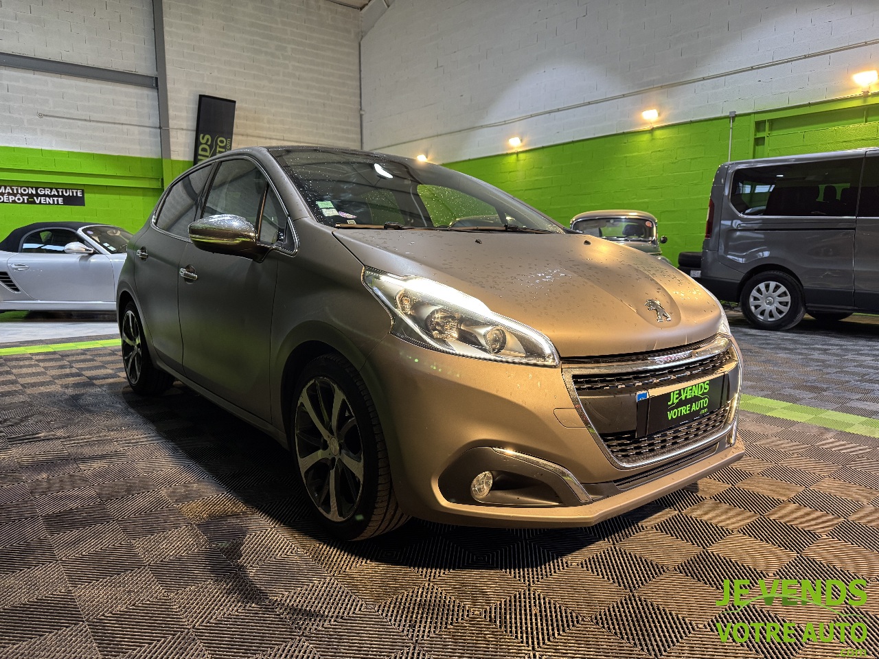 PEUGEOT 208