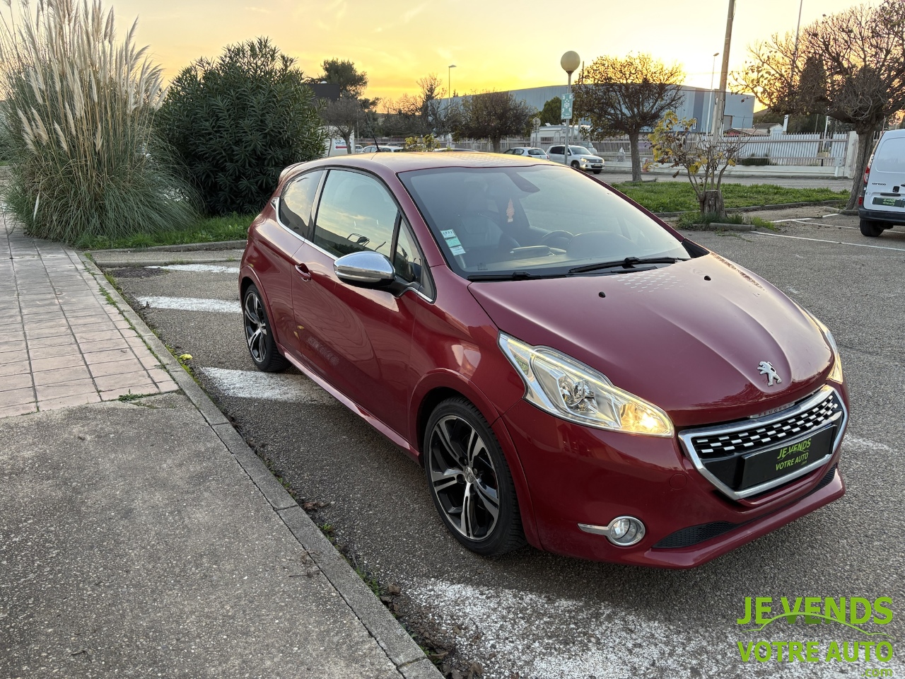 PEUGEOT 208