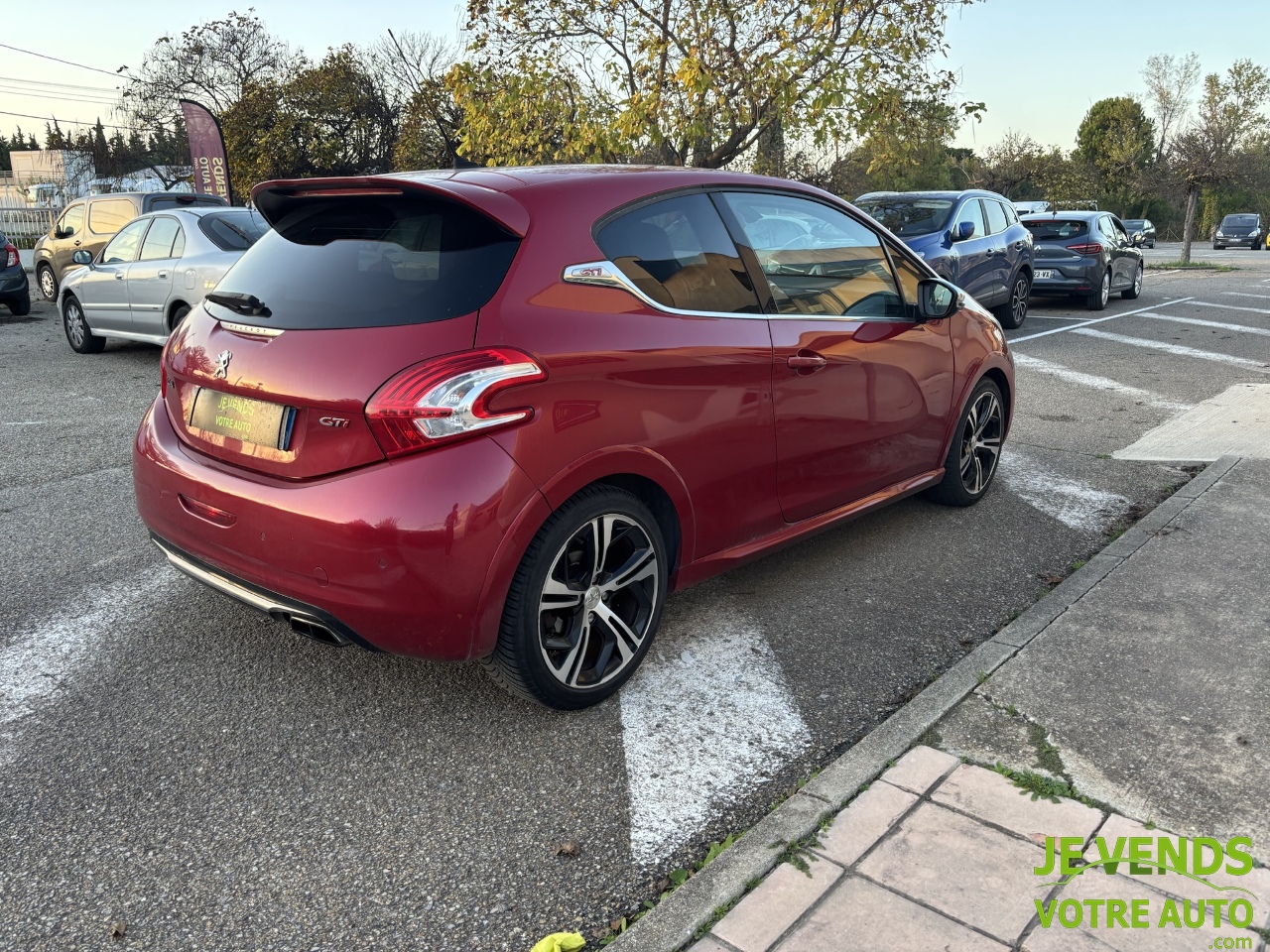 PEUGEOT 208