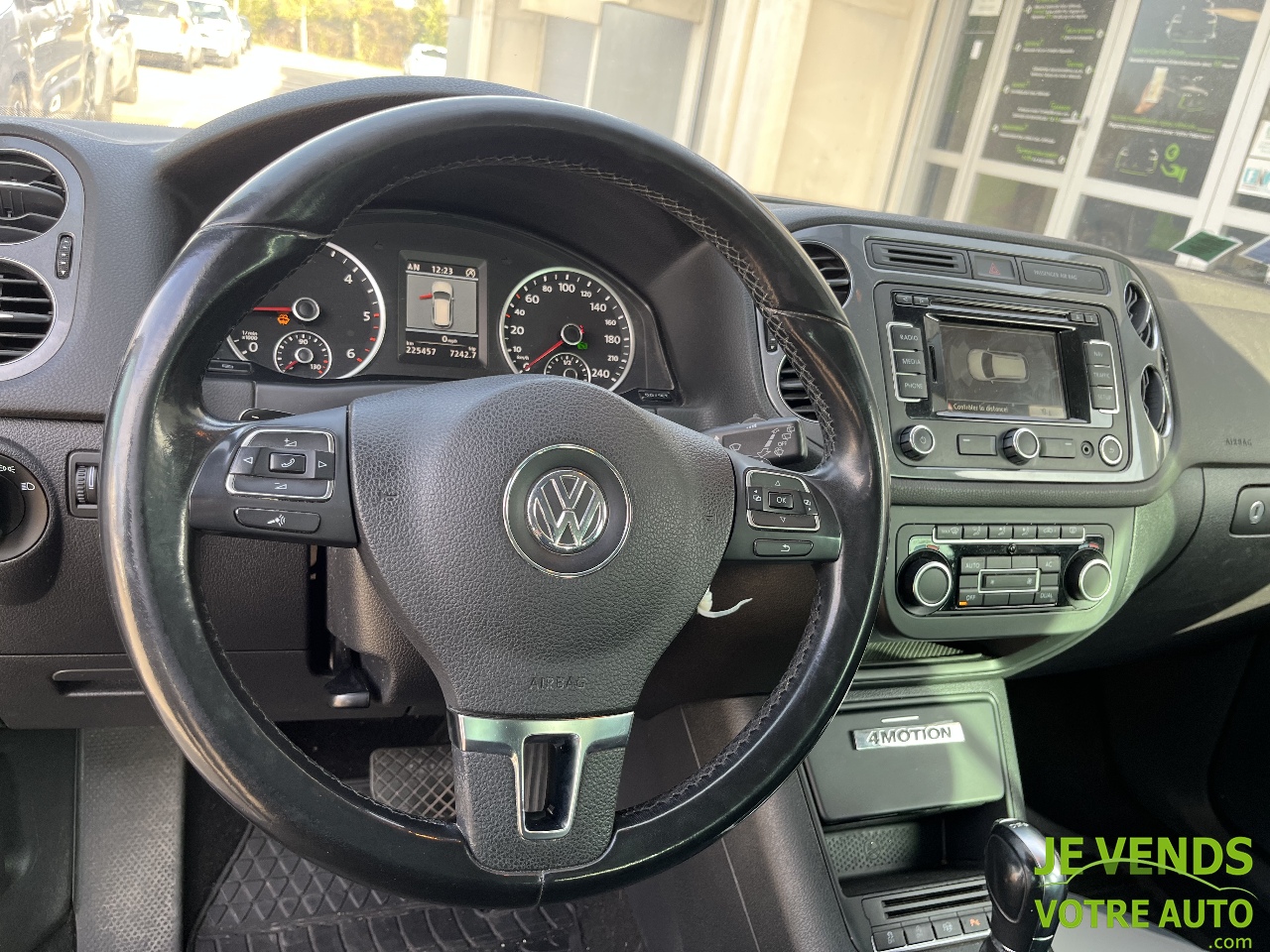 VOLKSWAGEN Tiguan